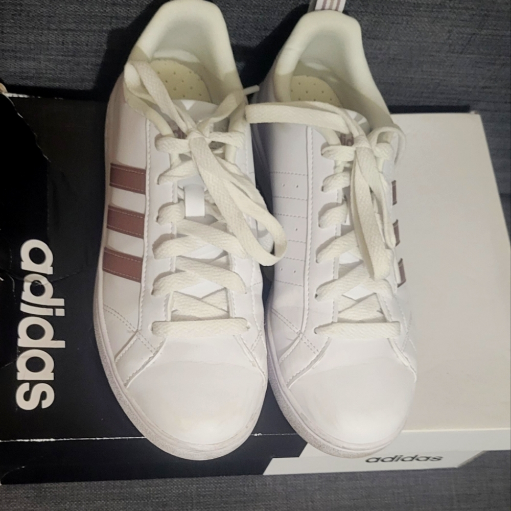 ADIDAS WHITE SNEAKERS
